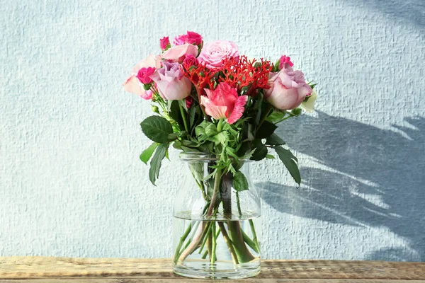 花の美しい花束を持つガラス花瓶 — ストック写真