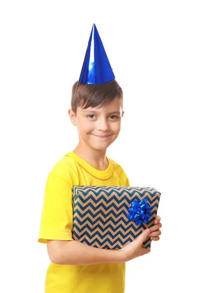 逗人喜爱的男孩与生日帽子和礼物在白色背景 — 图库照片