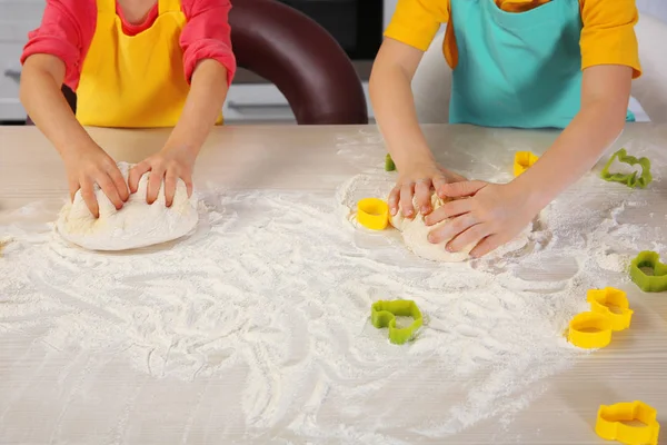 Petits enfants faire de la pâte — Photo