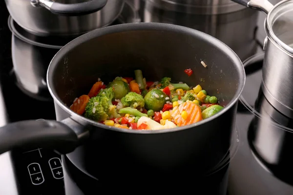 Mezcla de verduras en la sartén —  Fotos de Stock