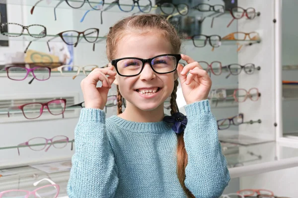 Petite fille avec de nouvelles lunettes — Photo