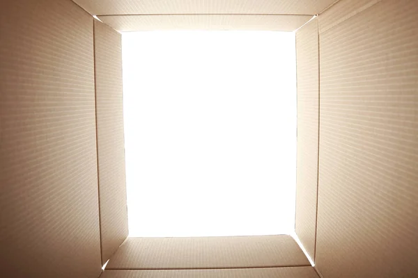 Вид из открытой картонной коробки — стоковое фото