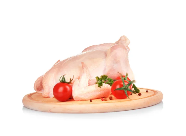 Режущая доска с сырым цыпленком — стоковое фото