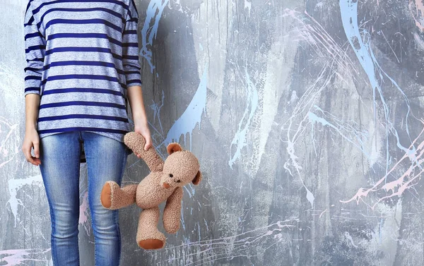 Little Girl Standing Toy Bear Color Wall Background — Stock Photo, Image