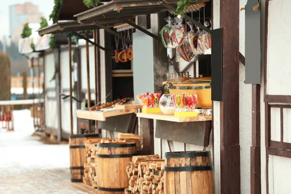 Snacks på showcase på julmarknad — Stockfoto