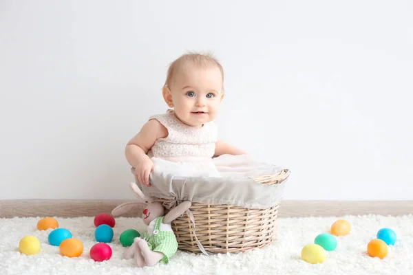 Bebê com ovos de Páscoa coloridos — Fotografia de Stock