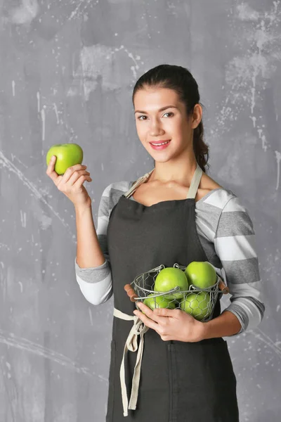 Mujer sosteniendo manzanas — Foto de Stock