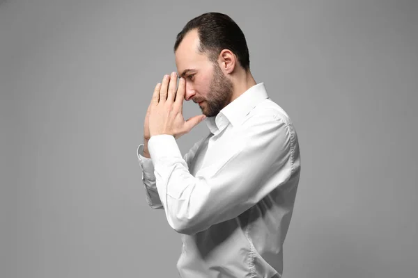 Bonito Homem Adulto Orando Fundo Cor — Fotografia de Stock