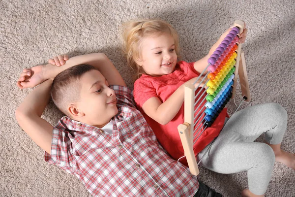 Αδελφός και αδελφή ξαπλωμένος στο χαλί — Φωτογραφία Αρχείου