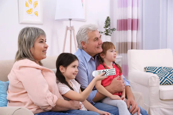 Счастливая Семья Смотрит Телевизор Диване Дома — стоковое фото