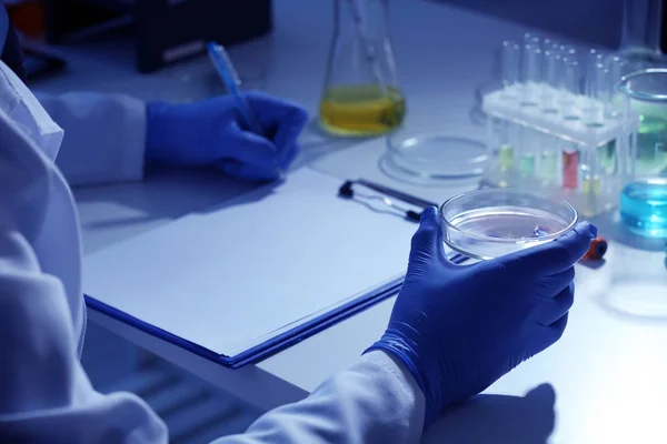 Wetenschapper werkzaam in laboratorium — Stockfoto