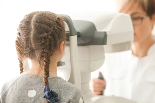 Офтальмолог измеряет внутриглазное давление маленькой девочки в клинике — стоковое фото