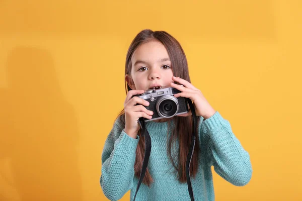 Holčička s vinobraní fotoaparát — Stock fotografie