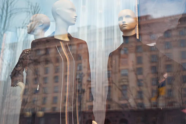 Maniquíes en escaparate — Foto de Stock