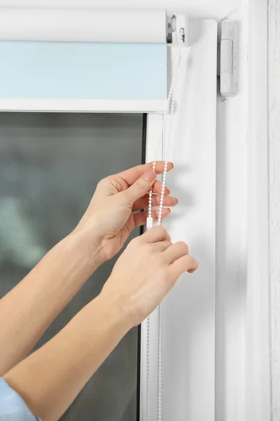 Hands installing window blinds — Stock Photo, Image