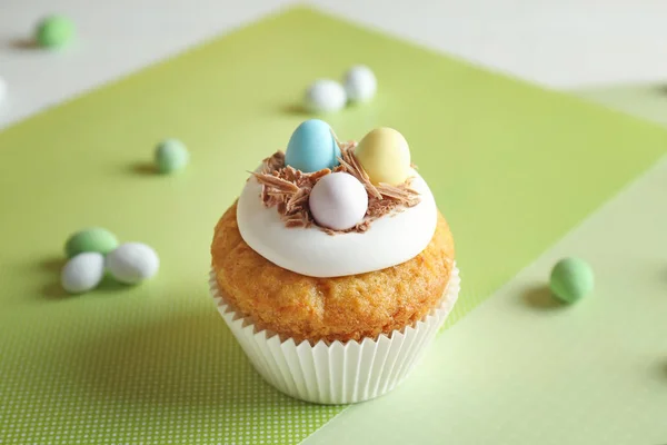 Herkullinen pääsiäinen cupcake valkoisella pöydällä — kuvapankkivalokuva