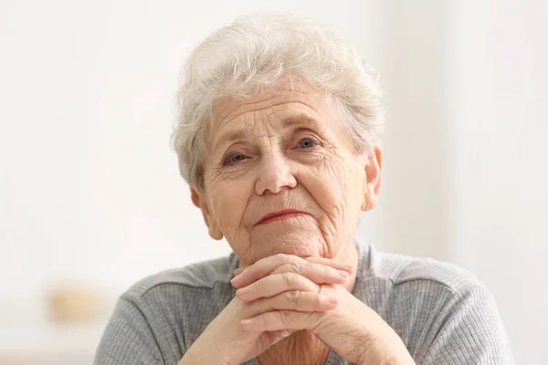 Portret van een oudere vrouw — Stockfoto