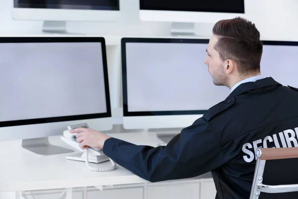 Guapo guardia de seguridad en la sala de vigilancia — Foto de Stock