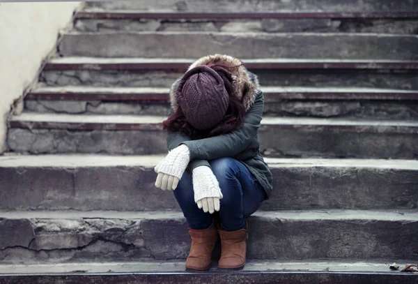 Mujer joven deprimida — Foto de Stock