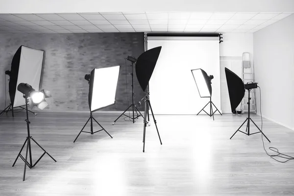 Studio photo avec équipement d'éclairage — Photo