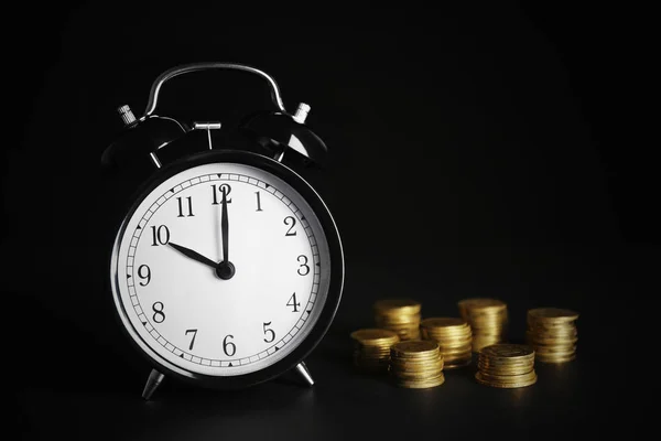 Alarm clock and money — Stock Photo, Image