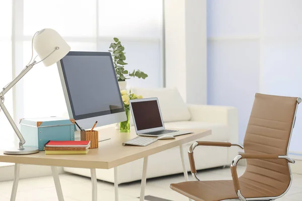 Posto di lavoro con computer e laptop — Foto Stock