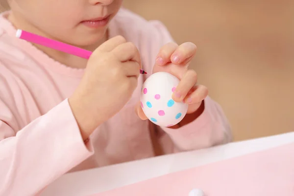 Chica decorando huevo de Pascua — Foto de Stock