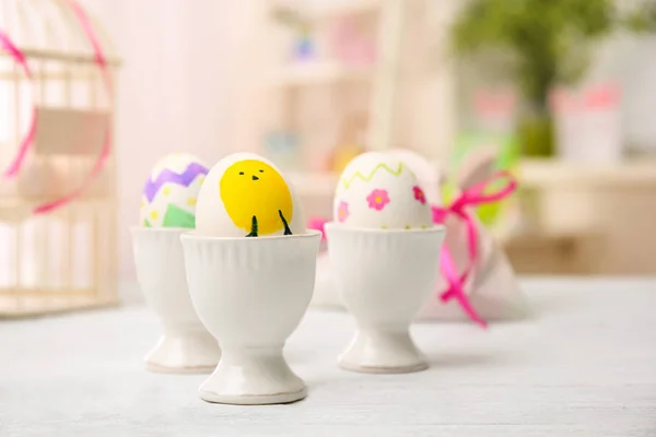 Titulares com ovos de Páscoa pintados — Fotografia de Stock