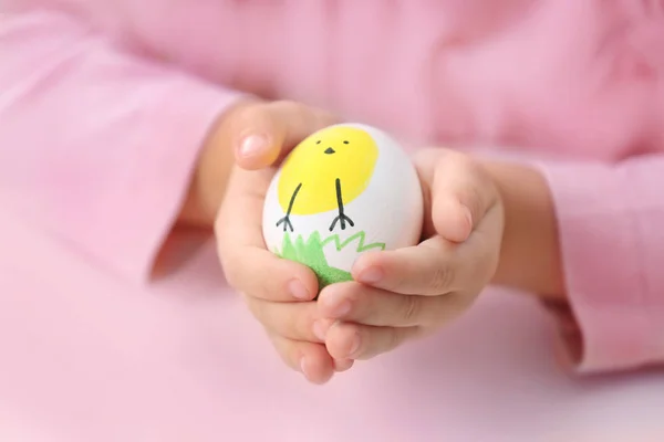 Girl holding Easter egg — Stock Photo, Image