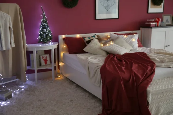 Dormitorio moderno con decoración de Navidad — Foto de Stock