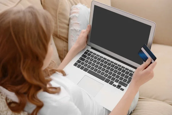 Young woman shopping online — Stock Photo, Image