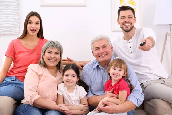 Joyeux Famille Regardant Télévision Sur Canapé Maison — Photo