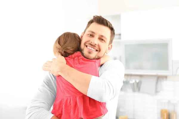 Chica abrazando padre — Foto de Stock