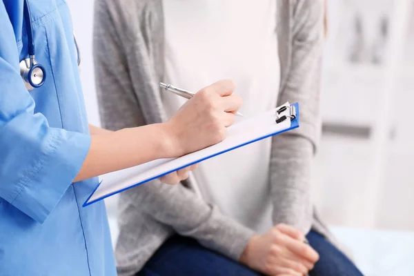 Doctor writing out prescription for patient, closeup — Stock Photo, Image