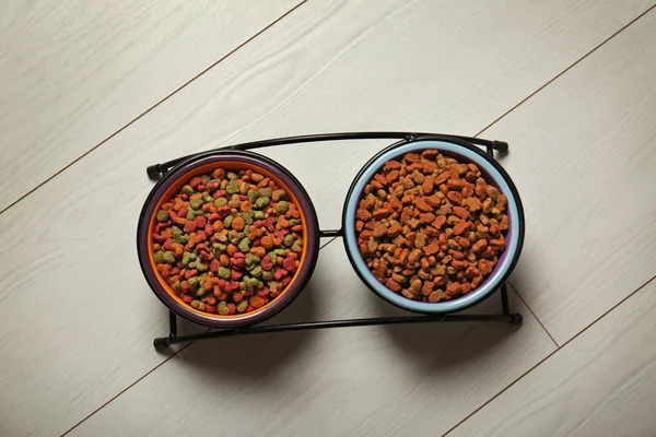 Comida para gatos en cuencos — Foto de Stock