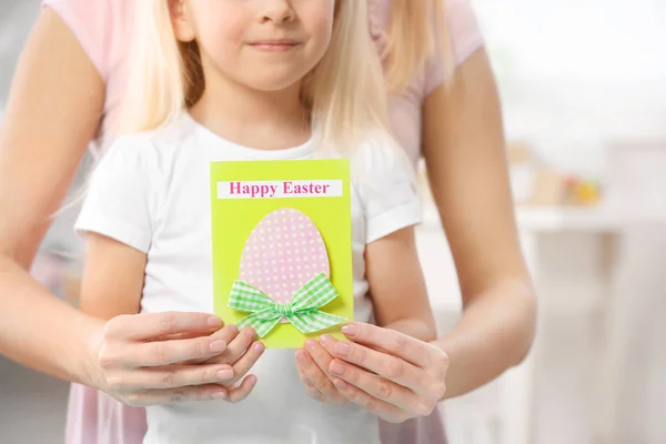 Mother and daughter holding Easter card — Stock Photo, Image