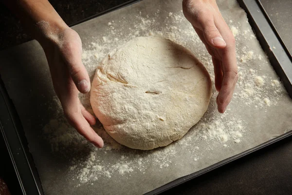 Hände mit frisch gebackenem Brot — Stockfoto