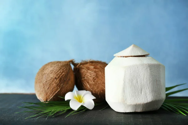 Cocos com plumeria branca — Fotografia de Stock