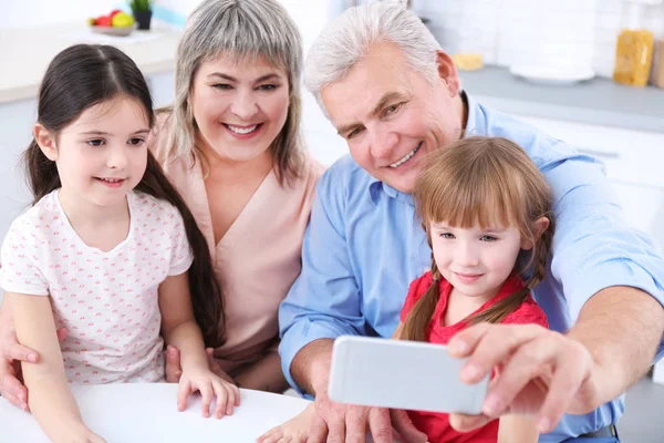 Abuelos Con Niñas Tomando Selfie —  Fotos de Stock