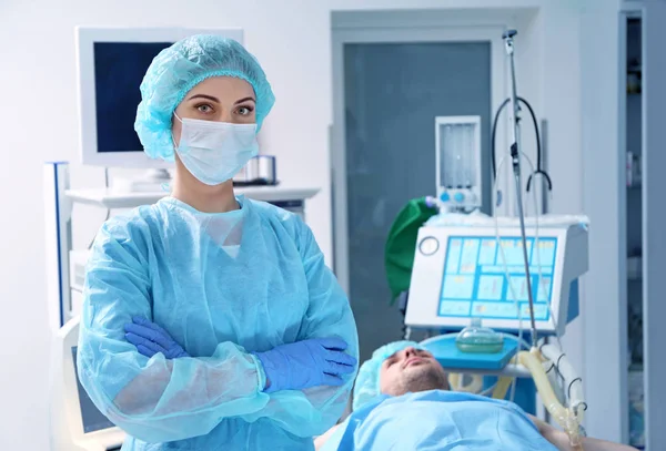 Junge Ärztin im Operationssaal einer modernen Klinik — Stockfoto