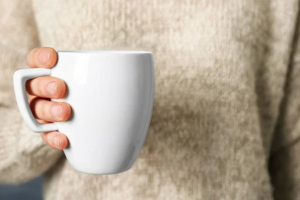 Blank white cup in hand — Stock Photo, Image
