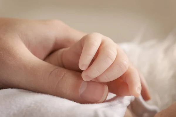 Mains de mère et petit bébé — Photo