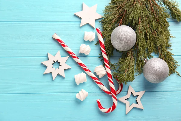사탕 지팡이와 크리스마스 장식 — 스톡 사진