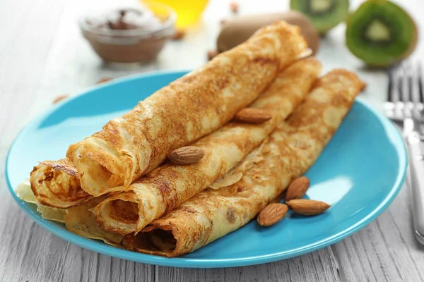 Placa azul con deliciosos panqueques — Foto de Stock