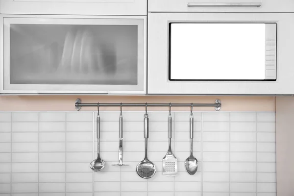 Комплект посуды на кухне — стоковое фото