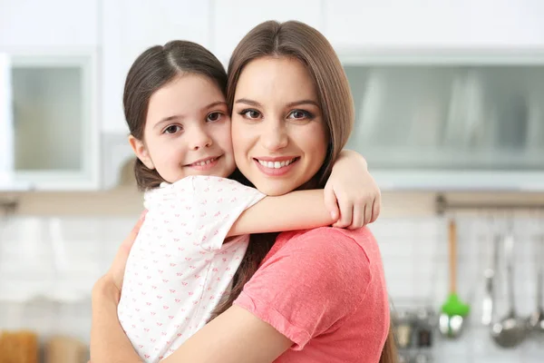 Jovem Mãe Abraçando Menina Cozinha — Fotografia de Stock