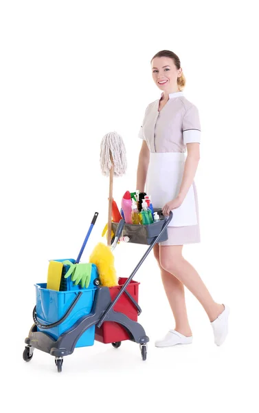 Hermosa camarera con equipo de limpieza sobre fondo blanco — Foto de Stock