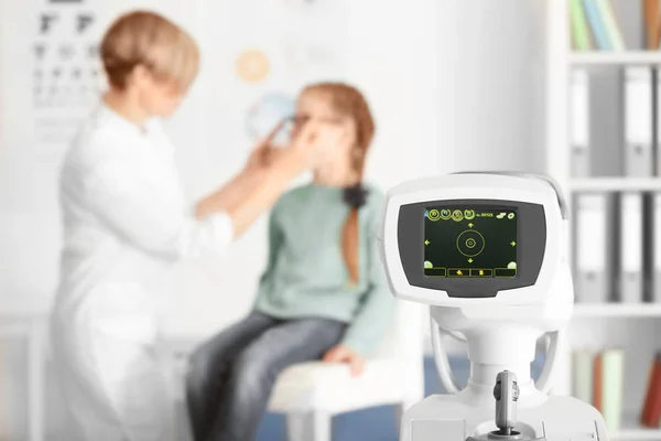 Tonometer with blurred ophthalmologist and patient on background — Stock Photo, Image