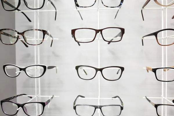 Очки в офтальмологическом магазине — стоковое фото