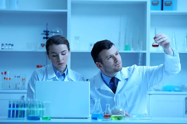 Cientistas que trabalham em laboratório — Fotografia de Stock